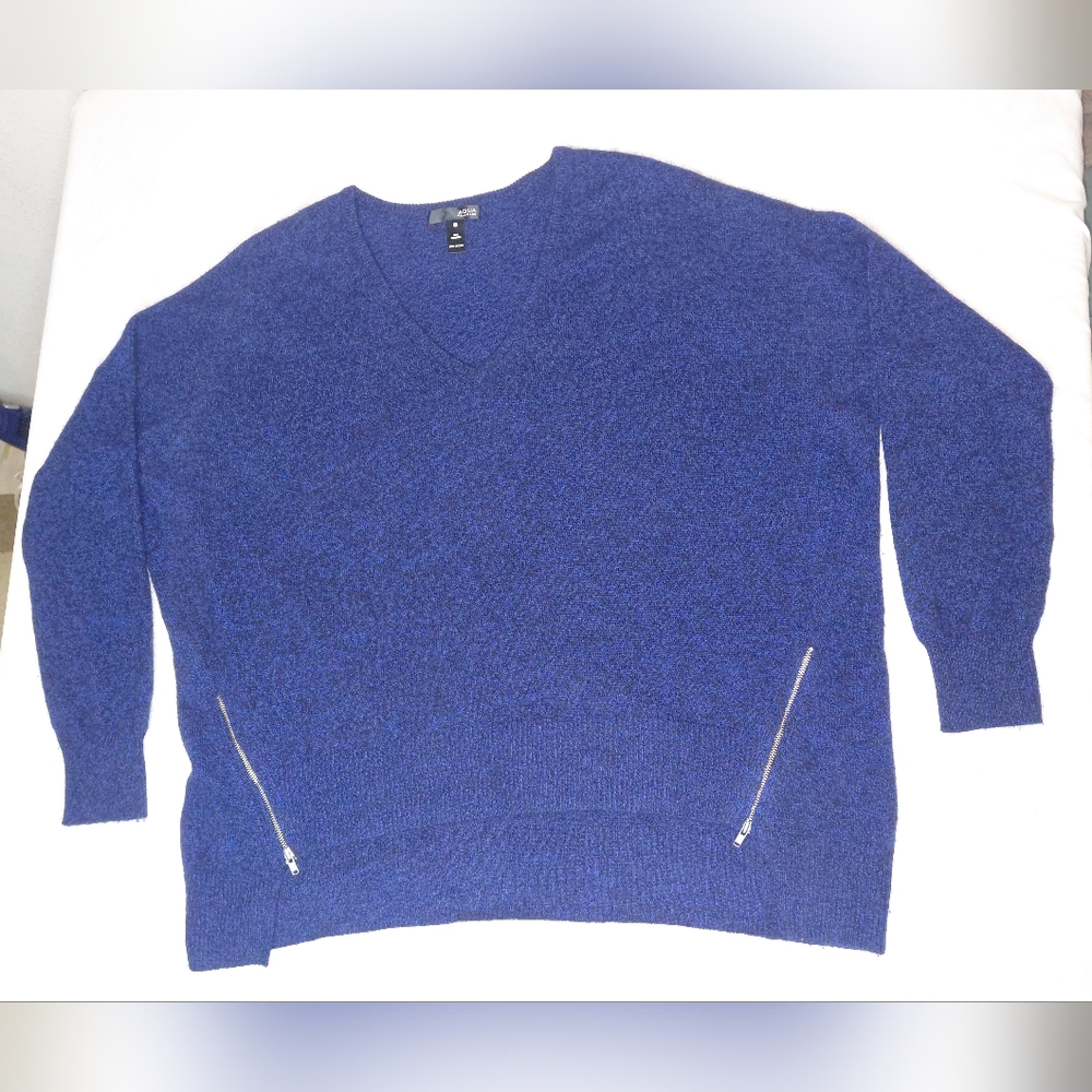 AQUA  Cashmere Chic Royal Blue V-Neck Sweater Sz M
